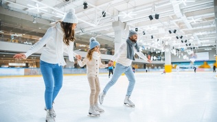 <b>Скидка 50%.</b> Безлимитное посещение катка с прокатом коньков на ночном катке Arena Play (675 руб. вместо 1350 руб.)