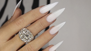 <b>Скидка до 31%.</b> Маникюр и педикюр с покрытием гель-лаком в Beauty Studio