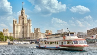 <b>Скидка до 10%.</b> Речная прогулка по центру Москвы от парка «Зарядье» (круговая) от судоходной компании «Мосфлот»