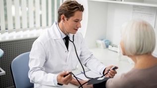 <b>Скидка до 50%.</b> Прием врача-ревматолога, терапевта или невролога в медицинском центре «Евромед С»