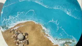 <b>Скидка до 59%.</b> Творческие мастер-классы по работе с эпоксидной смолой или по рисованию акрилом от студии ArtWood