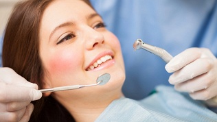 <b>Скидка до 31%.</b> Гигиеническая чистка зубов или компьютерная томография челюстей в стоматологической клинике «РайСтом»