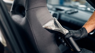 <b>Скидка до 85%.</b> Комплексная химчистка салона, абразивная полировка кузова с удалением царапин и нанесением защитного покрытия в сети «Евродетейлинг»