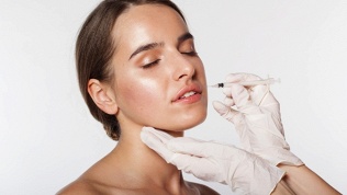 <b>Скидка до 84%.</b> Инъекции ботокса, биоревитализация, подтяжка кожи 3D-мезонитями, увеличение губ в центре косметологии «ЕвроЭстетик»