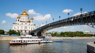 <b>Скидка до 50%.</b> Билет на ланч-круиз с круговой прогулкой по Москве-реке от парка «Зарядье» от судоходной компании Flyriver
