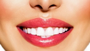 <b>Скидка до 89%.</b> Ультразвуковая чистка зубов с обработкой лечебной пастой в стоматологической клинике «ДентаМатИв»