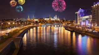 <b>Скидка 10%.</b> Прогулка с просмотром городского салюта 9 Мая на панорамном теплоходе «Москва Ривер» от компании City Sightseeing Russia (2691 руб. вместо 2990 руб.)