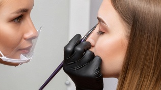 <b>Скидка до 32%.</b> Оформление бровей и ресниц в студии «Мера Мармин»