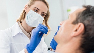 <b>Скидка до 75%.</b> УЗ-чистка, лечение кариеса, эстетическая реставрация зубов в медицинском центре «Времена года»