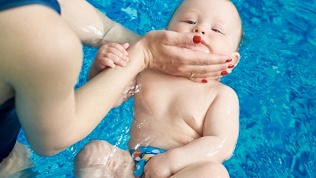 <b>Скидка до 50%.</b> Абонемент на занятия в детском бассейне с персональным инструктором в студии раннего плавания «Аквакласс»