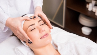 <b>Скидка до 52%.</b> Чистка, пилинг или массаж лица от мастера Елены