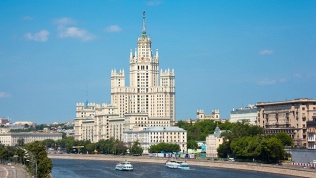 <b>Скидка до 15%.</b> Билет на вечернюю прогулку в День Победы с дискотекой, шампанский или соком и салютом на теплоходе «Флагман»