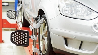 <b>Скидка до 54%.</b> Регулировка развала-схождения передней оси или двух осей автомобиля от автотехцентра «Паитинг-сервис»