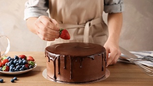 <b>Скидка до 39%.</b> Посещение мастер-класса по изготовлению бенто-торта или клубники в шоколаде, проведение девичника, праздника или дня рождения от шоколадного ателье Amor Choco