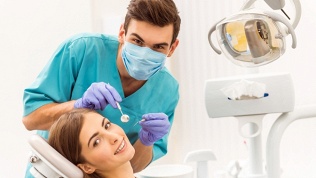 <b>Скидка до 50%.</b> Комплексная гигиена полости рта или лечение кариеса в стоматологии «Вива клиник»