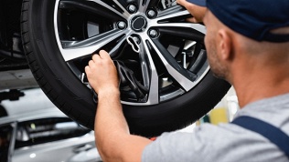 <b>Скидка до 56%.</b> Шиномонтаж и балансировка четырех колес радиусом до R21 в сети «Автостол.рф»