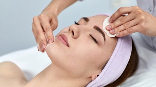 <b>Скидка до 30%.</b> Микроигольчатая радиочастотная подтяжка кожи, фотоомоложение, алмазный или карбоновый пилинг в клинике доктора Евдокимова