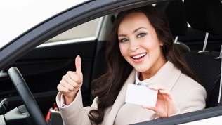 <b>Скидка до 30%.</b> Полный курс теории и практические занятия по вождению автомобиля с механической или автоматической коробкой передач от автошколы Drive