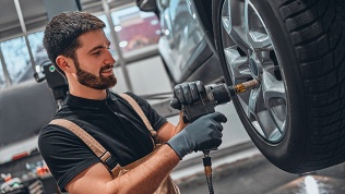 <b>Скидка до 59%.</b> Шиномонтаж и балансировка колес размером до R21 в автоцентре «ШинШиныч»