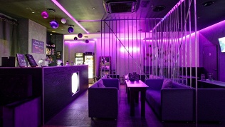 Всё меню кухни, напитки и паровые коктейли в лаундж-баре Professor-smoke Mosfilm со скидкой 50%