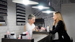 <b>Скидка до 31%.</b> Маникюр и педикюр с покрытием гель-лаком в сети студий NaPravo