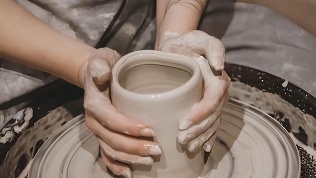 <b>Скидка до 45%.</b> Мастер-класс, свидание, проведение праздника, девичника в гончарной студии «Май»