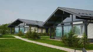 <b>Скидка до 30%.</b> Отдых на вершине холма с панорамой на Плещеево озеро в лимонном или янтарном домике в загородном клубе «Озеро»