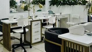 <b>Скидка до 41%.</b> Маникюр и педикюр с покрытием гель-лаком в салоне красоты «Алина Нейлс»