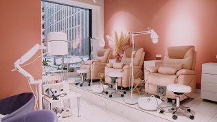 <b>Скидка до 51%.</b> Маникюр и педикюр с покрытием гель-лаком в салоне Sandra Beauty