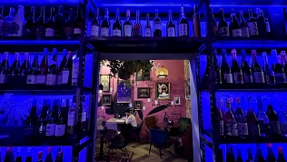 Всё меню кухни и напитки в баре «Дело не в вине» со скидкой 30%