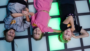 <b>Скидка до 50%.</b> 30 или 60 минут увлекательной игры на интерактивном полу «Пол — это лава»