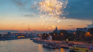 <b>Скидка до 10%.</b> Билет на прогулку в День Победы 9 Мая с живой музыкой (вокал), ужином и просмотром праздничного салюта на люкс-теплоходе «Соболь» от судоходной компании «Августина»