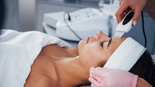 <b>Скидка до 72%.</b> Ультразвуковая, механическая, комбинированная чистка лица или пилинг от мастера Гюлтеры