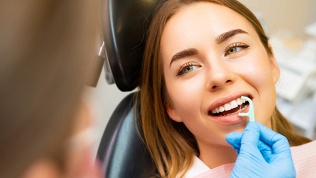 <b>Скидка до 87%.</b> Ультразвуковая чистка зубов и чистка AirFlow в стоматологической клинике «Мега-дент»