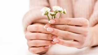 <b>Скидка до 32%.</b> Маникюр и педикюр с покрытием гель-лаком в салоне красоты Hello Beauty