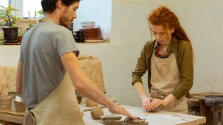 <b>Скидка до 55%.</b> Мастер-класс на гончарном круге и по лепке из глины, свидание или проведение праздника от мастера Волошиной Ирины