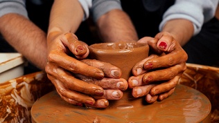 <b>Скидка до 56%.</b> Творческий мастер-класс, свидание, проведение праздника или девичника в творческой студии «Глина»