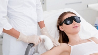 <b>Скидка до 50%.</b> Безлимитное посещение сеансов лазерной эпиляции в клинике «Эстетическая медицина с бриллиантовой рукой» со скидкой 50%