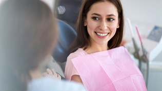 <b>Скидка до 51%.</b> Комплексная гигиена полости рта в стоматологии «Улыбка плюс»