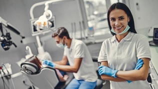 <b>Скидка до 55%.</b> Комплексная гигиена полости рта, лечение кариеса, пульпита, сложное или простое удаление зубов в медицинском центре «ЛМ-клиника»