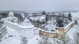 <b>Скидка 50%.</b> Тур на 2 дня в новогодние Псков, Великий Новгород, Изборск, Печоры от туроператора Charm Travel (10 450 руб. вместо 20 900 руб.)