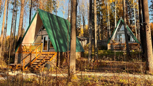 <b>Скидка до 44%.</b> Отдых в лесном домике с видом на залив трех рек Чусовая-Мутная-Шалашная на территории туристической деревни «Поляна»
