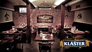 Блюда и напитки в баре «Клаштер»