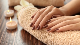 <b>Скидка до 51%.</b> Маникюр и педикюр с покрытием гель-лаком