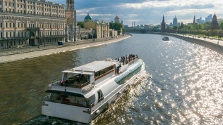 <b>Скидка до 10%.</b> Речная прогулка с просмотром салюта 9 Мая и ужином на борту теплохода «Прага» от судоходной компании «Мосфлот»