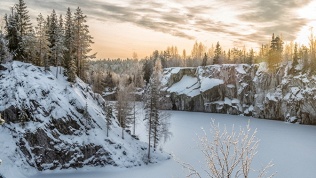 <b>Скидка 50%.</b> Тур на 2 дня в Карелию «Новогодний уикенд, „Рускеала“, водопады, Дед Мороз» от туроператора Karelia-line (8950 руб. вместо 17 900 руб.)