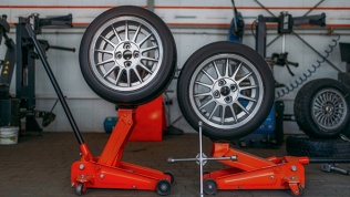 <b>Скидка до 37%.</b> Шиномонтаж и балансировка колес радиусом от R13 до R21 от компании All Cars Repair со скидкой 37%