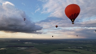 <b>Скидка до 0%.</b> Полет на воздушном шаре с обрядом посвящения в воздухоплаватели, конфетами и игристым напитком от клуба «Аэровальс»