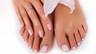 Маникюр и педикюр с покрытием гель-лаком в салоне красоты LS_Beauty Room