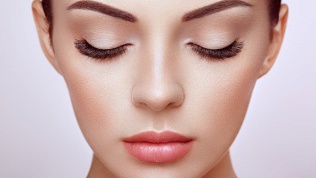 <b>Скидка до 59%.</b> Уход за ресницами и бровями в студии косметологии «Эмми»
